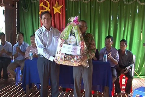西南部地区指导委员会领导向朔庄省高棉族同胞赠送礼物