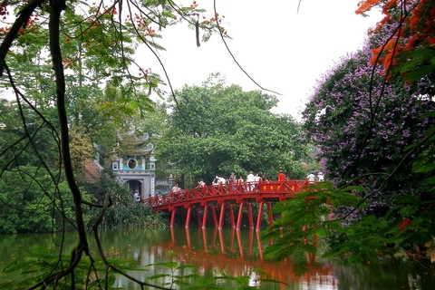 越南河内市还剑湖的栖旭桥（Cầu Thê Húc）。（图片来源：越通社）