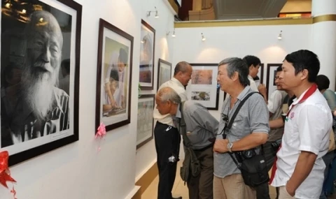 河内市民观看艺术摄影图片展作品 （图片来源于网络）