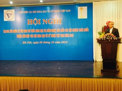 越南科学技术协会联合会主席发表讲话。（图片来源：VOV） 