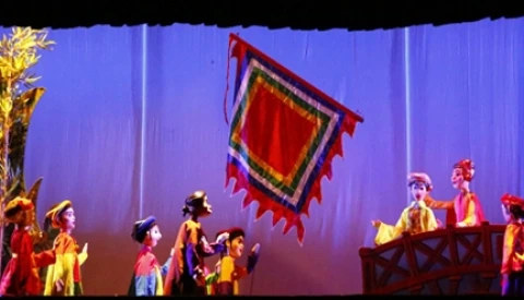 升龙木偶戏剧院在开幕式表演《过去的光辉》（图片来源：越南人民薄）