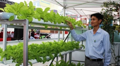 安全蔬菜种植设备展位（图片来源：越南人民报）
