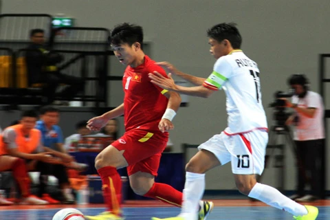 越南队（红衣）在比赛中（图片来源：越南体育报）