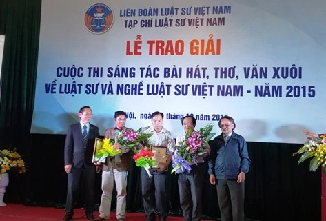 2015年越南律师和律师业的写作比赛颁奖仪式（图片来源：越南之声）