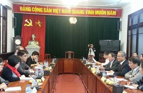 越南劳动总联会会长邓玉松与国际劳工组织经理李昌徽举行工作会谈