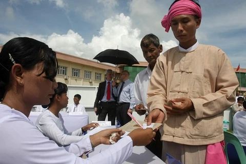 缅甸居民参加全国大选