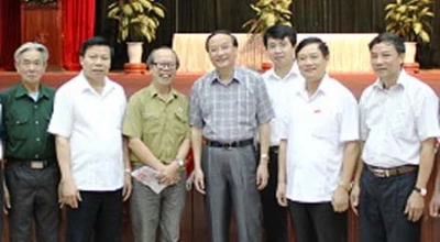 苏辉若同志和北宁省领导接触选民。