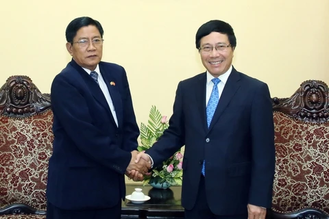 越南政府副总理范平明与缅甸反腐败委员会主席吴妙温