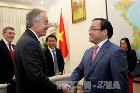 越南政府副总理黄忠海会见了正在访越的英国前首相布莱尔