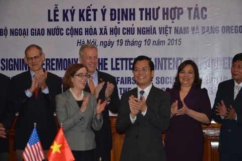越南外交部与俄勒冈州合作议定书签字仪式（图片来源：tuoitre.vn）