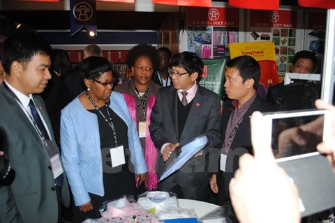 越南驻南非大使黎辉煌在 2015年南非国际贸易博览会推介越南商品。
