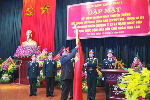 老挝人民军总参谋长苏温·伦奔米中将向第二军区武装力量授予一级伊莎拉勋章