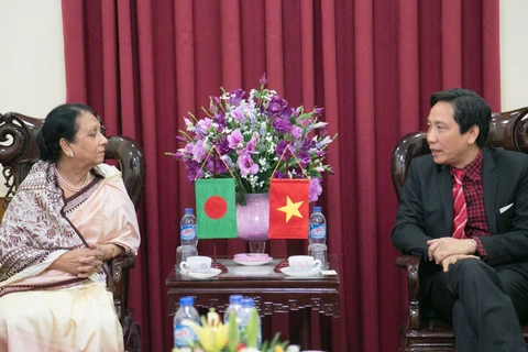越南内务部副部长陈英俊与孟加拉国公共行政部部长伊斯马特·阿拉虐待狂