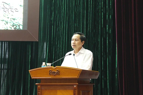 太原省人民委员会主席杨 玉龙在新闻发布会上发表讲话。