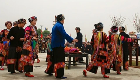 倮倮族同胞在求雨节中跳舞。