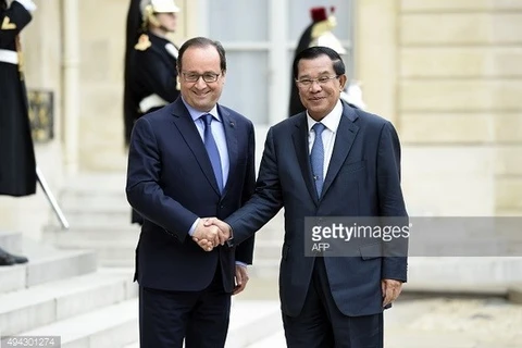 柬埔寨首相洪森（右）和法国总统弗朗索瓦·奥朗德（图片来源：法国新闻社）