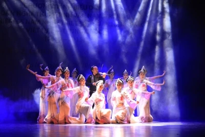 云南省艺术团的表演节目。（图片来源：越南《人民报网》）