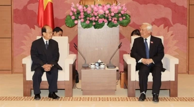越南国会副主席汪周刘会见老挝和平与团结委员会主席坎潘·辛马拉冯