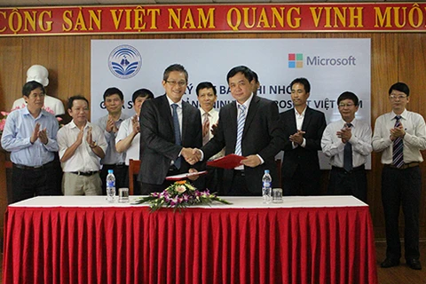 10月27日举行的广宁省信息传媒厅与微软越南信息技术合作备忘录签约仪式（图片来源： quangninh.gov.vn） 