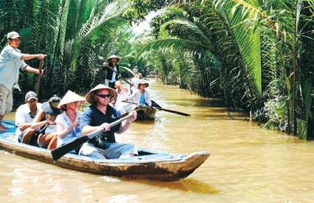 外国游客体验湿地游船乐趣