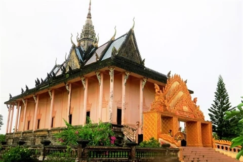 位于距离薄寮市约10公理处，献干寺（Xiêm Cán）是南部地区最大、最璀璨的高棉族寺庙之一