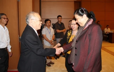 越南国会副主席丛氏放会见同奈省历届国会代表。