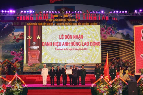 阮春福副总理向老街市授予革新时期劳动英雄称号。