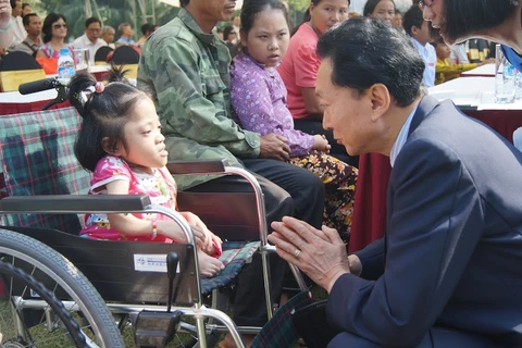 日本前首相向越南兴安等省市残疾儿童和橙毒剂受害者赠送50辆轮椅（图片来源于网络）