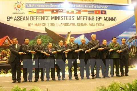 出席第九届东盟防长会议的代表合影（图片来源：越通社）