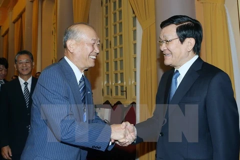 国家主席张晋创​（右）与日本民间外交推进协会副会长中垣佳彦（左）（图片来源：越通社）