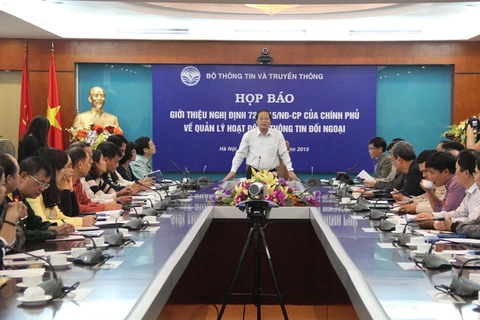 越南信息传媒部近日召开的记者会场景（图片来源：tuyengiao.vn）