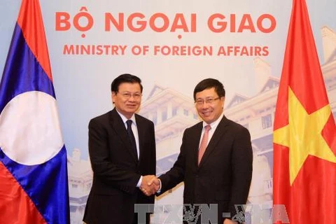 越南政府副总理兼外长范平明（右）与老挝政府副总理兼外长通伦•西苏里。