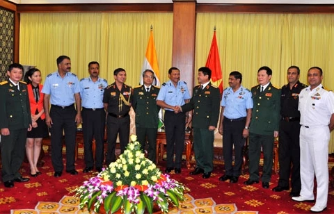 武文俊中将（右五）与印度空战学院代表团合影（图片来源：人民军队报）