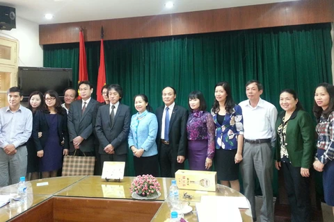 越南职员工会主席阮氏秋红与日本职员工会主席Kanachi Okabe同各位代表合影。