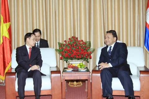 越南外交部副部长黎怀忠（左）与柬埔寨驻越大使昆法尼。