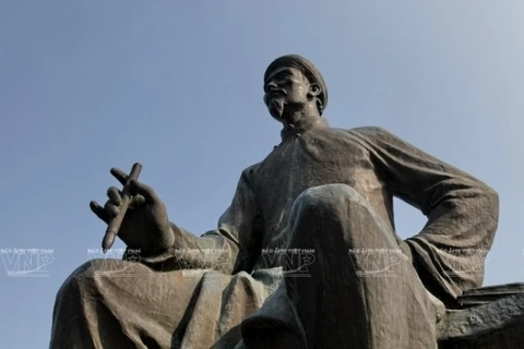 越南阮攸诗人的塑像。