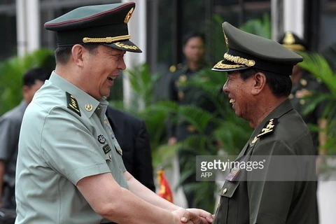 柬埔寨副首相兼国防部大臣迪班（右）和中国国防部长常万全。（图片来源：法国新闻社）