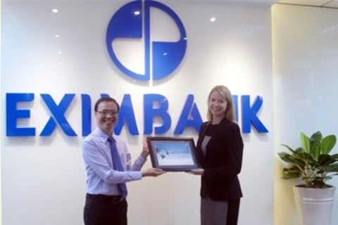  JPMorgan Chase银行代表向越南Eximbank银行副总经理胡煌武先生授予奖励（图片来源：人民军队报） 