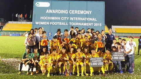 胡志明市女子球队夺得胡志明市国际女子足球公开赛的冠军（图片来源：体育报）