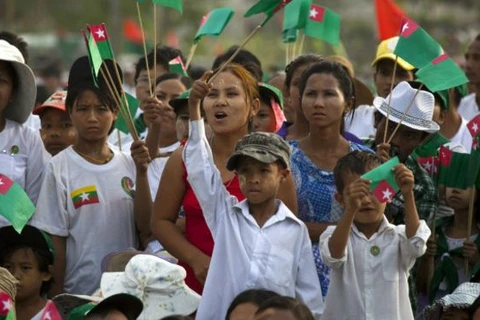 缅甸居民参加投票