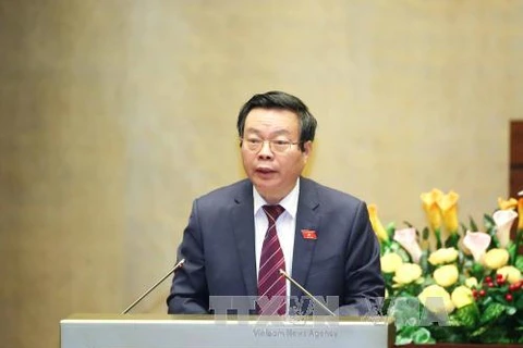 国会财政预算委员会主任冯国显作有关决议草案解答征求意见的报告。