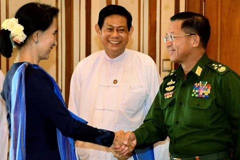 缅甸军总司令敏昂莱向​缅甸全国民主联盟党领导人昂山素季表示祝贺（图片来源：EPA）