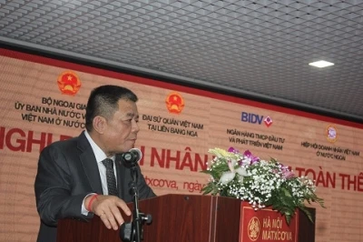 越南企业家代表在会上发言。