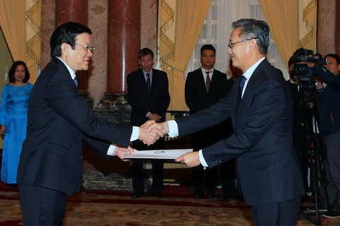 越南国家主席张晋创接受老挝新任越南大使冯沙万·丰威汉递交的国书（图片来源：越通社）