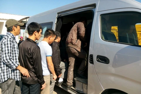 首批13名劳动者已离开阿尔及尔回国。