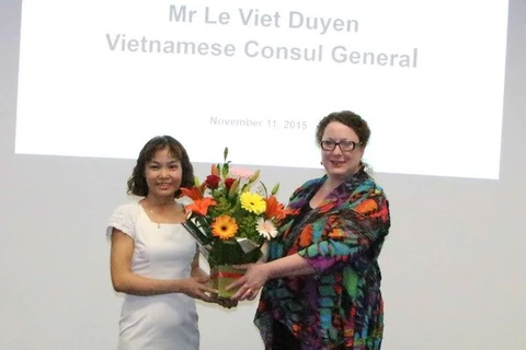 越南驻澳大利亚留学生协会代表向澳大利亚教师赠送鲜花（图片来源：越通社）
