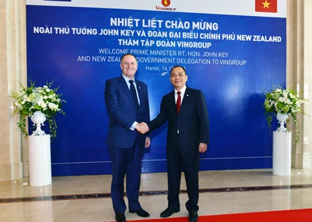 新西兰总理约翰·基（左）与Vingroup集团董事长范日旺（右）（图片来源：vietnamnet.vn）
