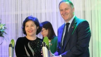 约翰·基总理向梅氏莲女士授奖。（图片来源：新河内报） 