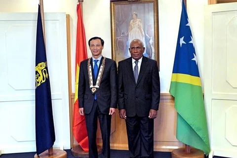 梁清毅大使（左）和所罗门群岛总督弗兰克·乌图·卡布伊（图片来源：越通社）
