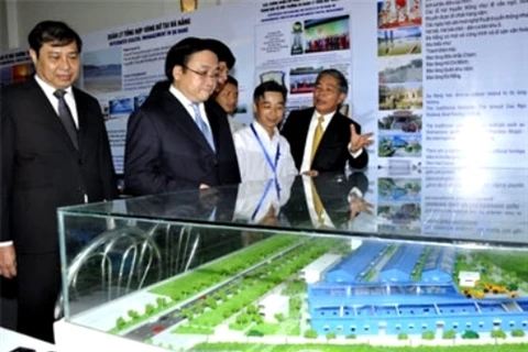 黄忠海副总理参观大会上的展览（图片来源：人民军队报）